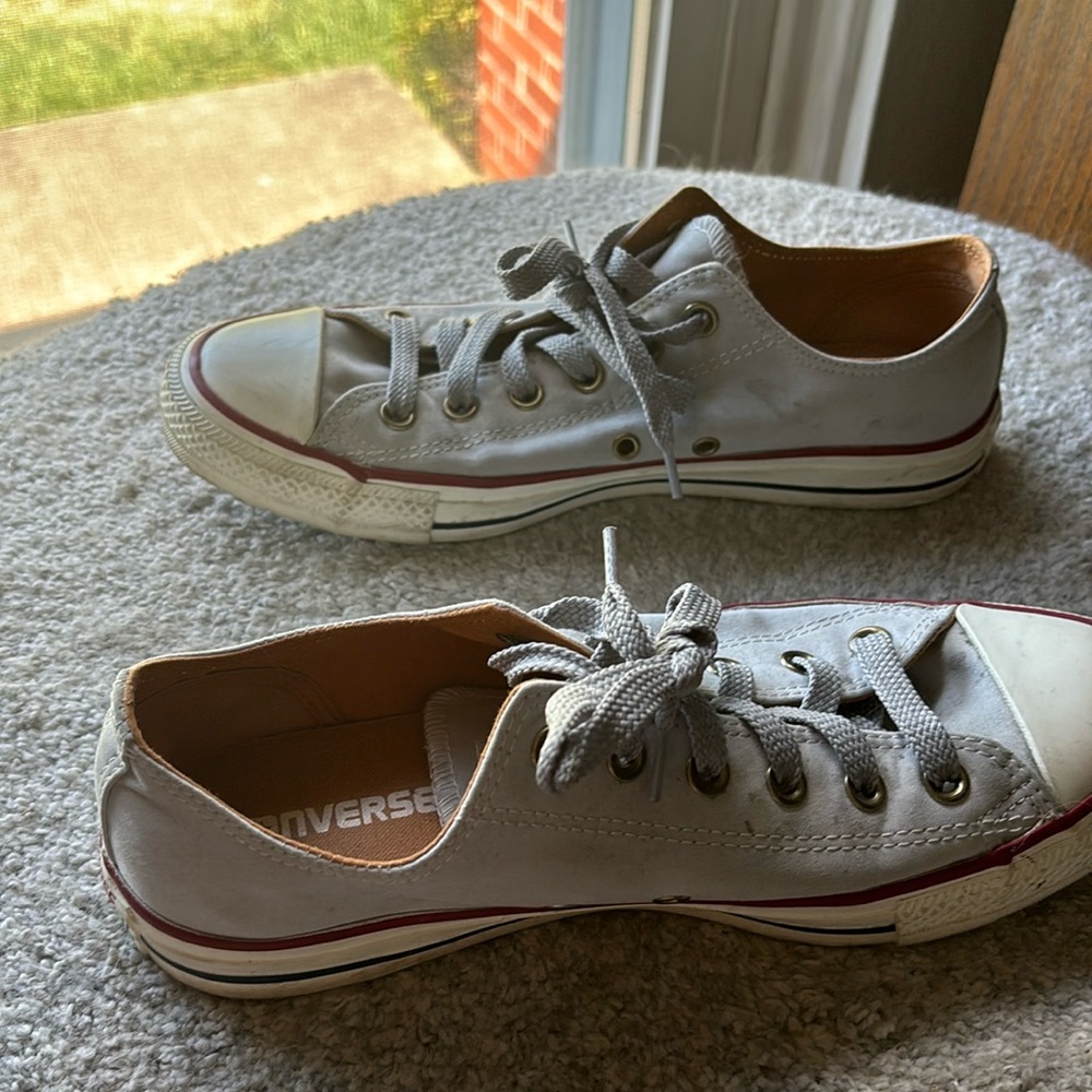 Light gray Converse low tops Women’s 9.5